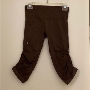 Lululemon Size 6 Yoga Capri Pants